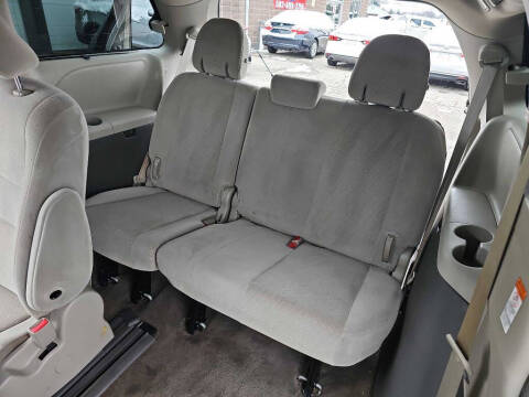 2016 Toyota Sienna LE 8-Passenger