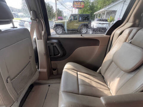 2014 Chrysler Town and Country Touring-L