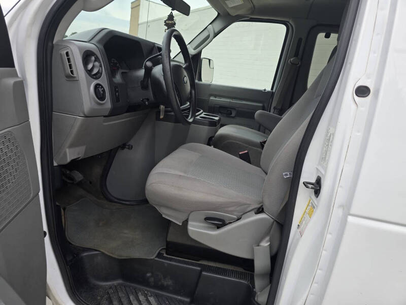 2013 Ford E-Series Econoline Wagon XLT photo 17