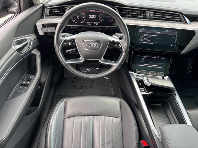 2024 Audi Q8 e-tron 10