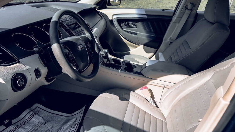 2011 Ford Taurus SE