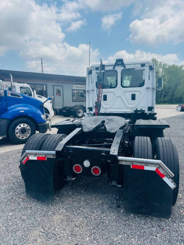 2015 Freightliner Cascadia Day Cab