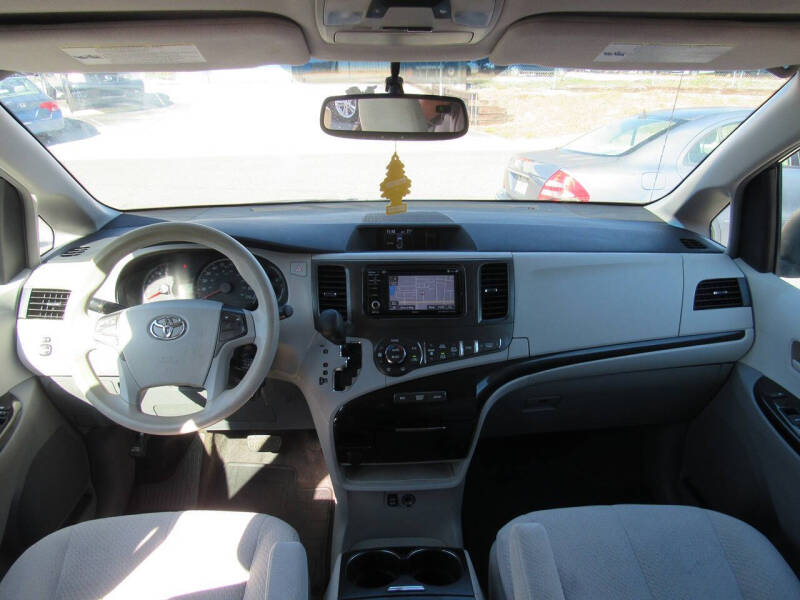2013 Toyota Sienna LE 8-Passenger