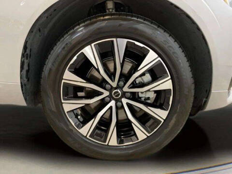 2025 Volvo XC60 B5 Core Dark Theme