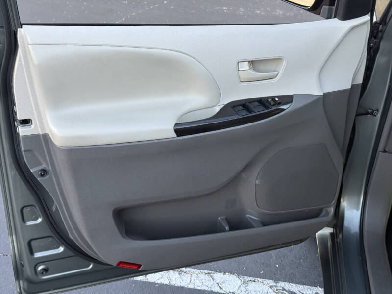 2012 Toyota Sienna Base 7-Passenger
