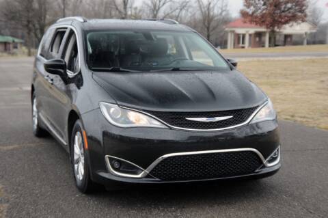2018 Chrysler Pacifica for sale at Auto House Superstore in Terre Haute IN