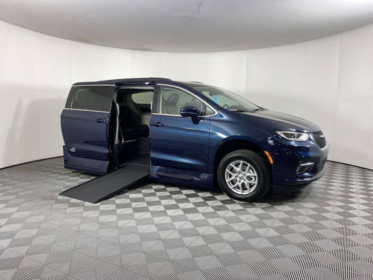 Handicap vans for hot sale sale houston tx