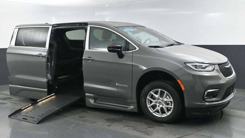 2025 Chrysler Pacifica Select's photo