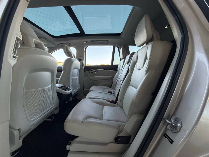 2016 Volvo XC90 T6 Momentum