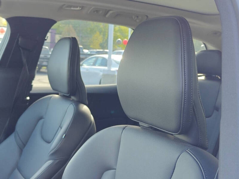 2025 Volvo XC60 B5 Core Dark Theme