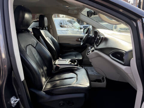 2017 Chrysler Pacifica Touring-L Plus