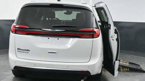 2025 Chrysler Pacifica Select