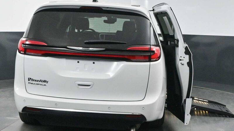 2025 Chrysler Pacifica Select