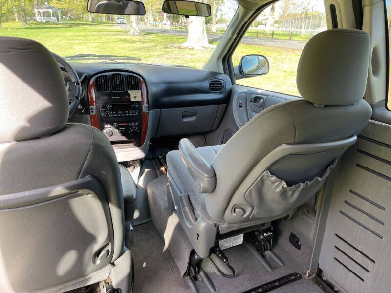 2005 Chrysler Town and Country LX