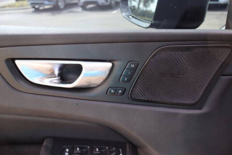 2022 Volvo XC60 B5 Momentum