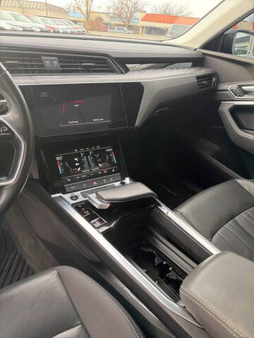 2021 Audi e-tron quattro Premium