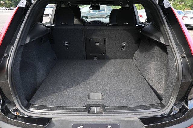 2025 Volvo XC40 B5 Core Bright Theme