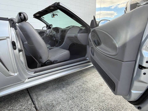 2003 Ford Mustang Deluxe