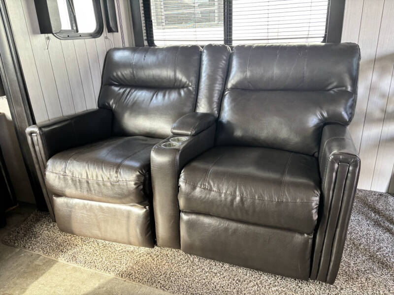 2018 Crossroads RV Sunset Trail 33SI