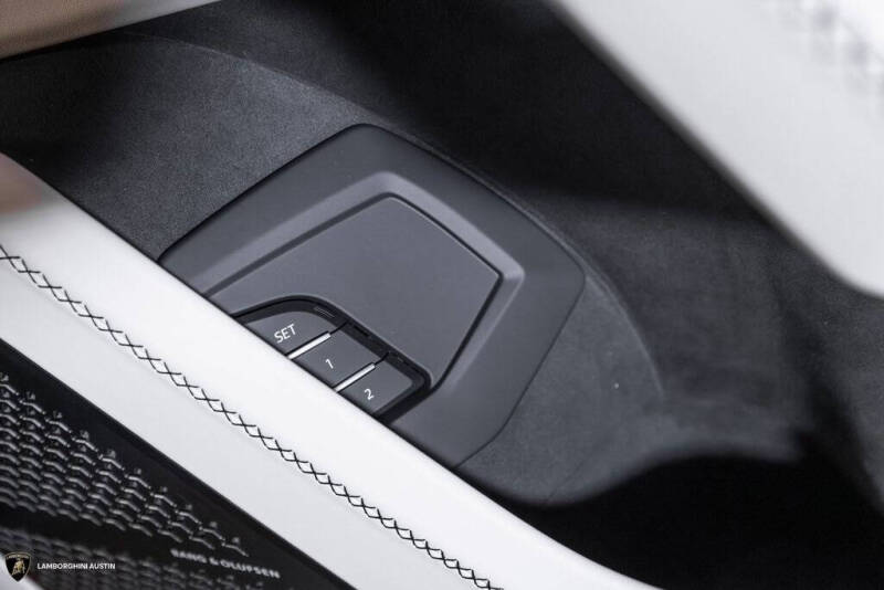 2025 Lamborghini Urus SE