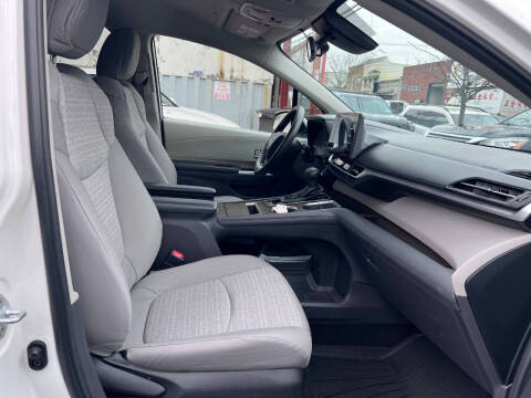 2022 Toyota Sienna LE 8-Passenger