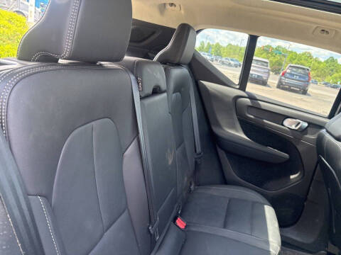 2024 Volvo XC40 B5 Ultimate Dark Theme