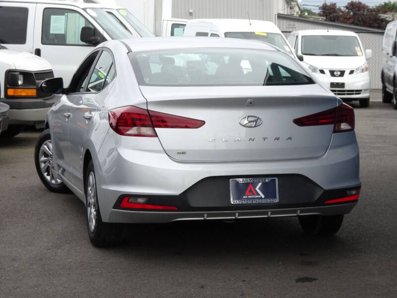 2019 Hyundai Elantra null photo 9