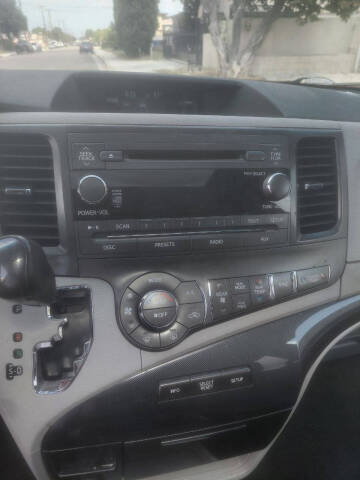 2012 Toyota Sienna SE 8-Passenger