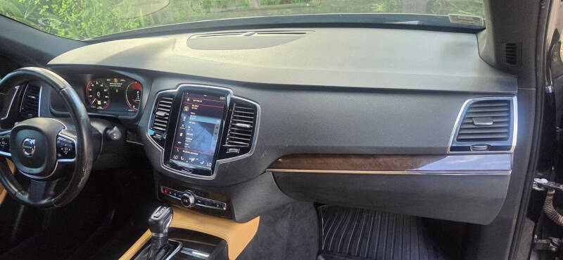 2016 Volvo XC90 T6 Momentum