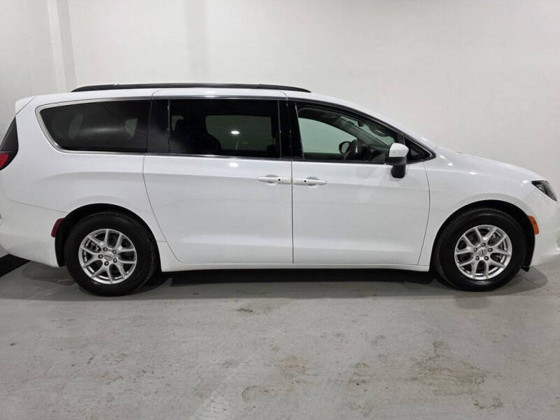 2022 Chrysler Voyager LX