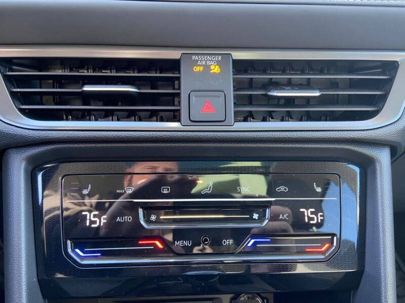 2025 Volkswagen Taos SE Black 4Motion