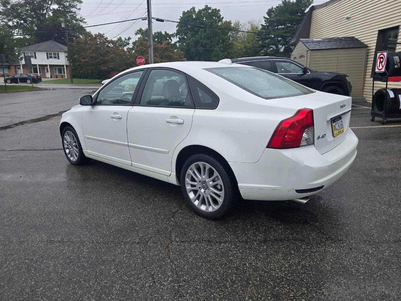 2008 Volvo S40 for sale at QUEENSGATE AUTO SALES in York, PA