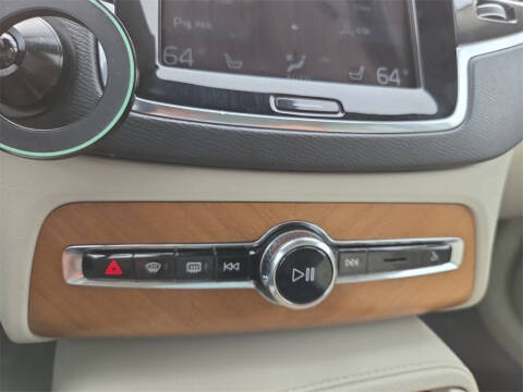 2021 Volvo XC90 T6 Momentum 7-Passenger