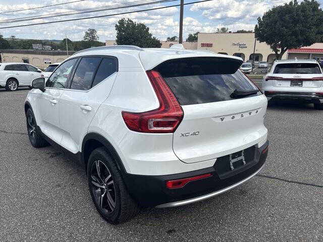 2025 Volvo XC40 B5 Core Bright Theme