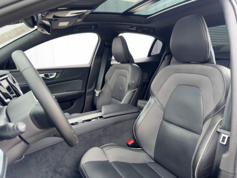 2024 Volvo S60 B5 Plus Black Edition