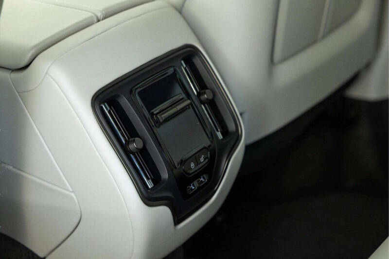 2025 Aston Martin DBX 707