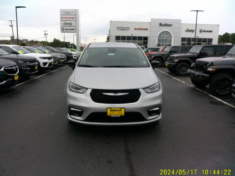 2024 Chrysler Pacifica Touring L's photo