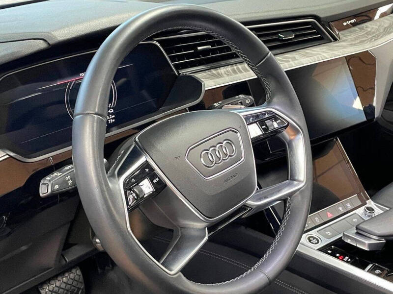 2022 Audi e-tron quattro Premium