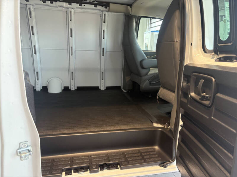 2025 Chevrolet Express 3500