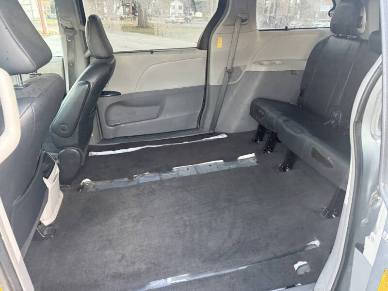 2014 Toyota Sienna SE 8-Passenger