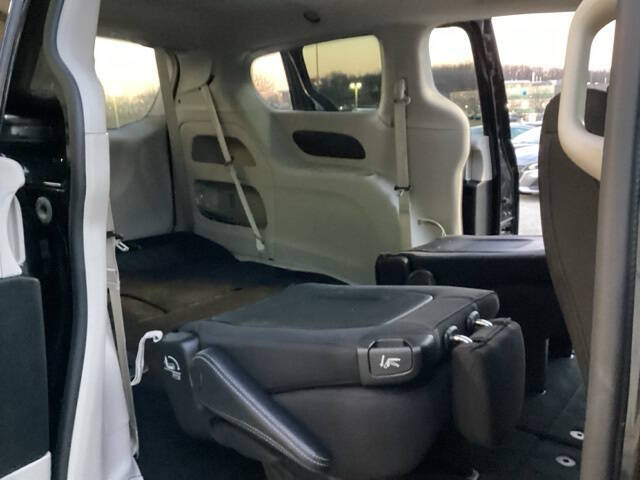 2023 Chrysler Voyager LX