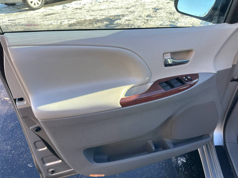 2013 Toyota Sienna XLE 8-Passenger