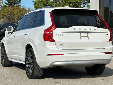 2022 Volvo XC90 T6 Momentum 7-Passenger