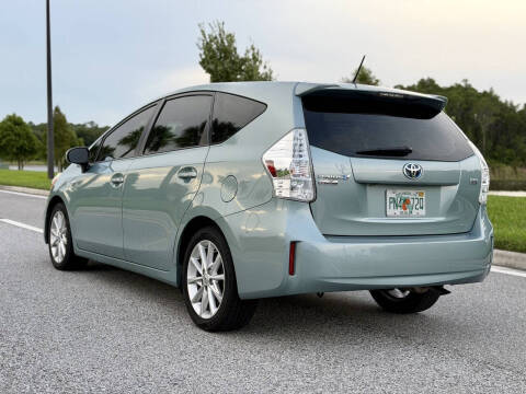 2014 Toyota Prius v Five