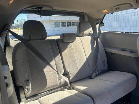 2017 Toyota Sienna LE 8-Passenger