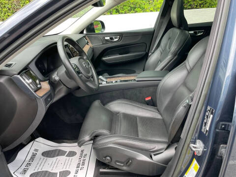 2023 Volvo XC60 B5 Ultimate Dark Theme