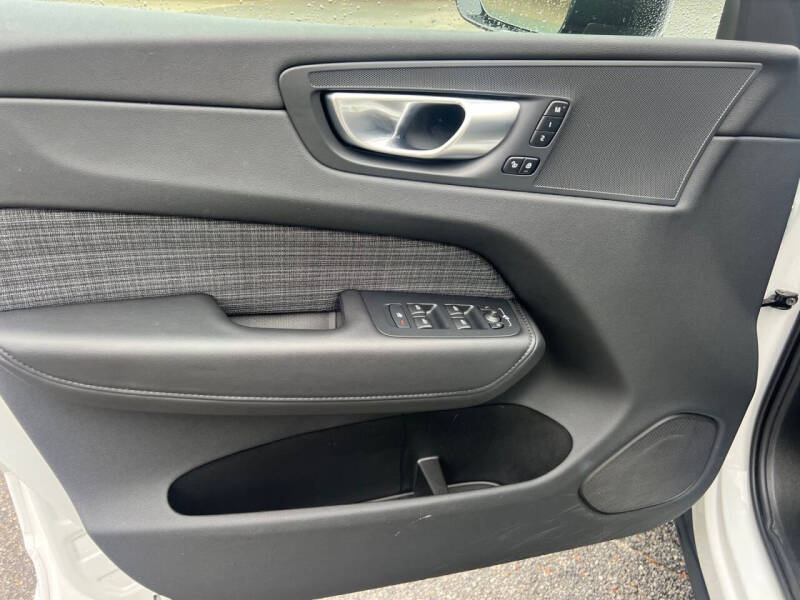 2024 Volvo XC60 B5 Core Dark Theme