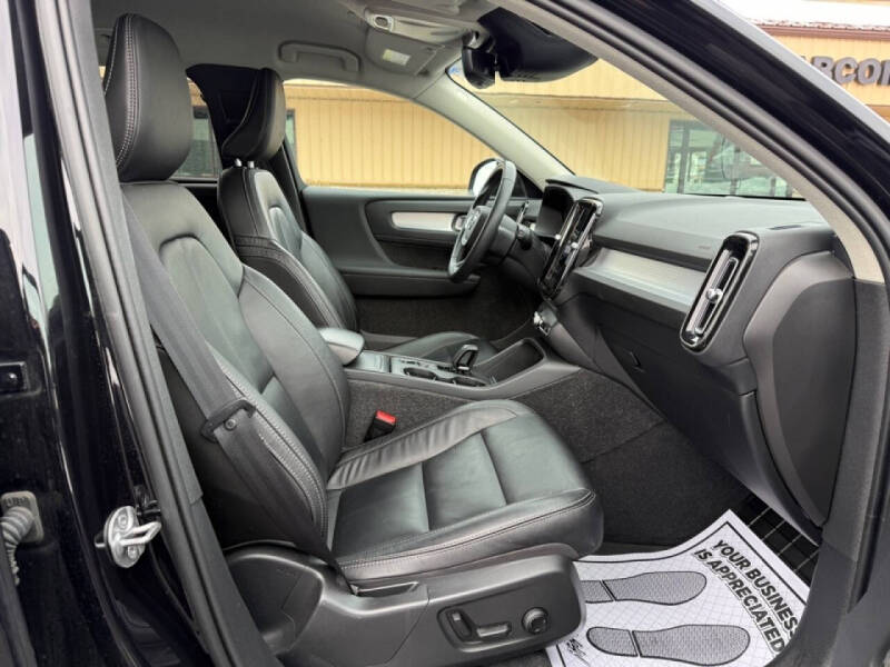 2022 Volvo XC40 T5 Momentum