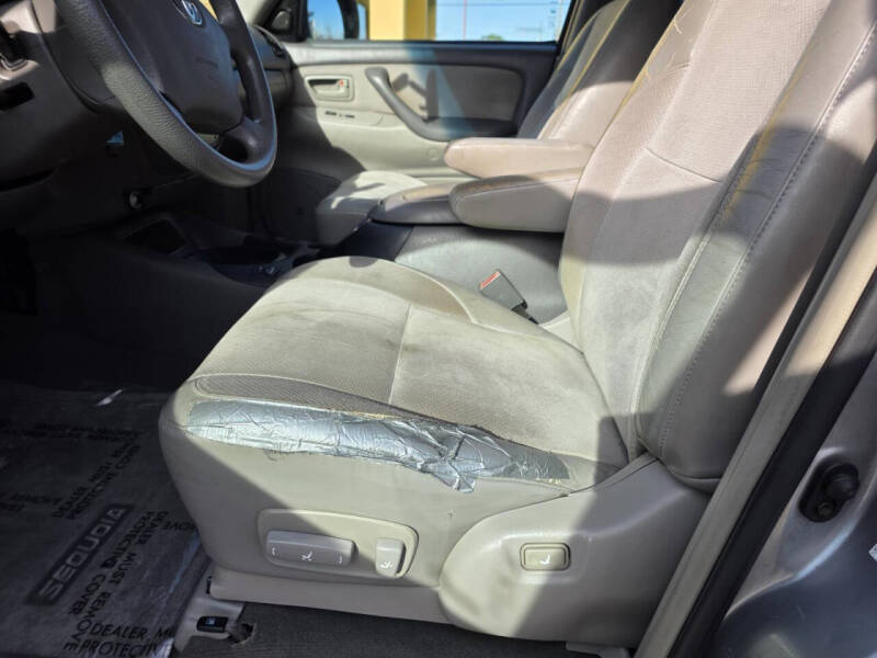 2004 Toyota Sequoia SR5