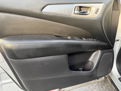 2017 Nissan Pathfinder SL